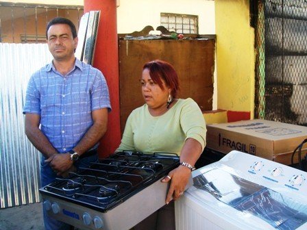 Carlos García asiste familia perdió vivienda por fuego